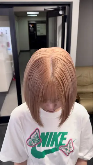 ミディアム カラー ヘアアレンジ ホワイトカラー/ ピンクベージュにったのヘアスタイル