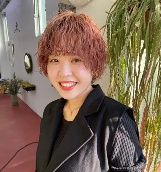 ショート カラー パーマ qiie/ワンカラー インナーカラーのヘアスタイル