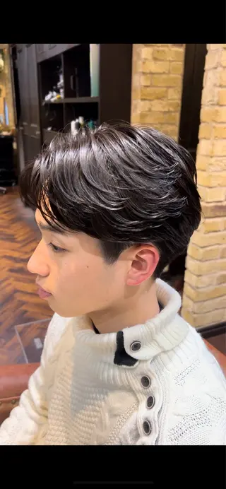 ショート パーマ モナン新宿所属・曲がる縮毛 メンズ 毛流れ 佐々木 優のヘアスタイル