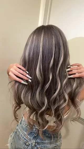 セミロング カラー ヘアアレンジ 🔥ハイトーンカラー ギャルNAOKI🔥のヘアスタイル