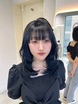 ミディアム maya レイヤーカットのヘアスタイル