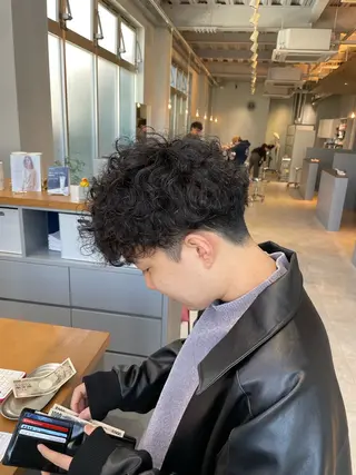 パーマ メンズ エマ ピボット 中川店所属・富原崇太/透明感カラ ー/レイヤーカットのヘアスタイル