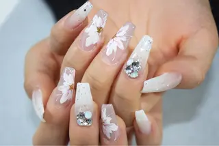 ミディアム nail&eyelash Famille池袋東口店所属・Tanaka Nailistのネイルデザイン