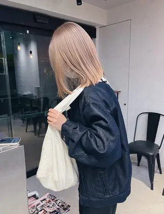 セミロング TAS所属・岩田 良/ブリーチカラーのヘアスタイル