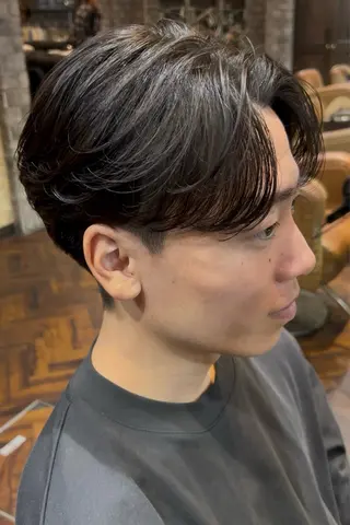 ショート モナン新宿所属・曲がる縮毛 メンズ 毛流れ 佐々木 優のヘアスタイル