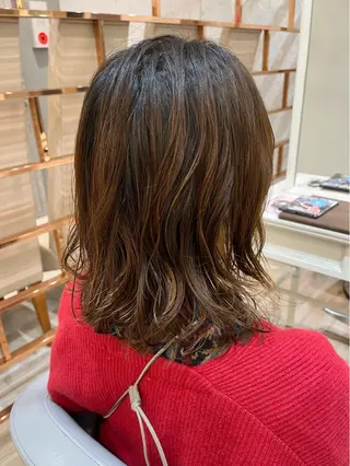 ミディアム パーマ レイヤー/顔まわり 透明感カラー柳澤優名のヘアスタイル