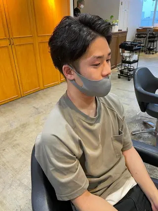 ショート パーマ メンズ MIOベージュカラー 柔らかいカラーのヘアスタイル