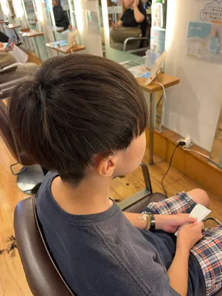 ショート ハイトーン/ダブルカ ラー/ボブカットのヘアスタイル