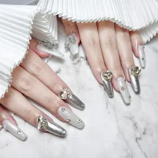 ネイル RAFFINE 月🦋🩵のネイルデザイン