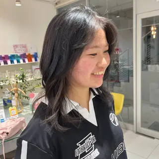 セミロング 由比藤理子 ブリーチカラー🌈のヘアスタイル