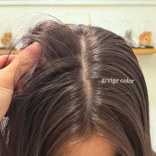 ロング カラー ミルクティー× グレージュMOMOのヘアスタイル