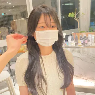 ロング カラー ブリーチなし 寒色カラーのヘアスタイル