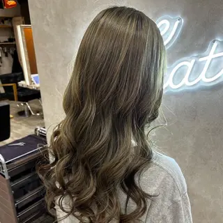ロング カラー ✨レイヤー/柔らかベ ージュ青山✨のヘアスタイル