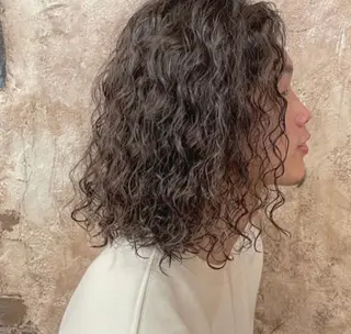 セミロング パーマ ブリーチ、パーマ 西部笑のヘアスタイル