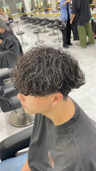 ミディアム パーマ ヘアアレンジ メンズ 艶カラー の達人のヘアスタイル