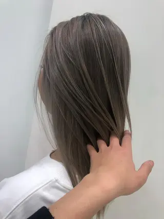 セミロング 白髪ぼかしハイライト めさきすずなのヘアスタイル
