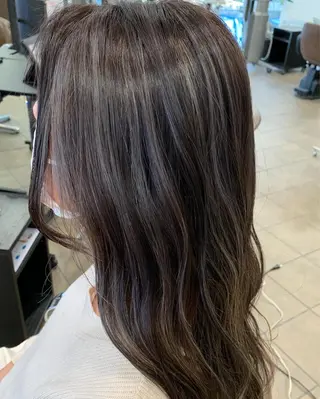 セミロング カラー Ripps長居所属・メテオ ／ヘアカラー 西川菜実のヘアスタイル