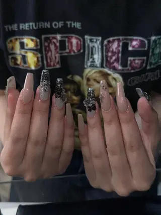 ネイル ♱˖⁺ 𝒎𝒐𝒑𝒊 ⁺のネイルデザイン