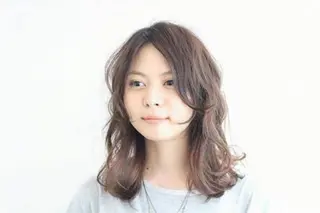 ミディアム パーマ 大阪ウルフカット ハッシュカットのヘアスタイル