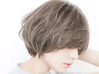 ショート カラー タケ ウチのヘアスタイル