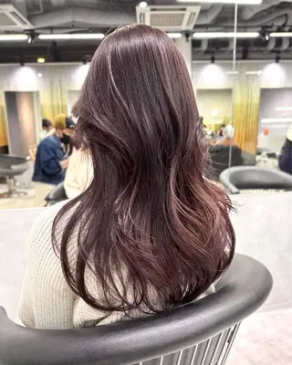 カラー 花井輝 ボブ/センターパートのヘアスタイル