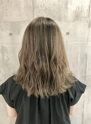 セミロング カラー レイヤー/韓国 ハイトーン興津史弥のヘアスタイル