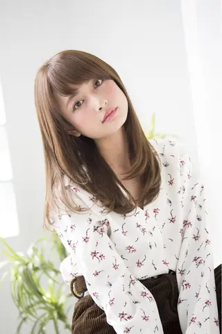セミロング カラー 仲間 菜々世のヘアスタイル