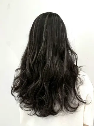 ロング カラー urara /ブリーチ/艶カラーのヘアスタイル