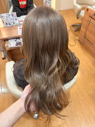 ロング 岡 愛梨のヘアスタイル