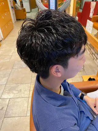 パーマ メンズ 透明感カラー・ 髪質改善🩵イケダのヘアスタイル