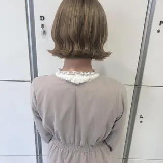 ショート レイヤー/顔まわり カット/地毛風カラーのヘアスタイル