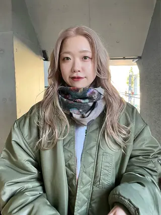 カラー ミルクティーベージュ ブリーチ🖤サヤカのヘアスタイル