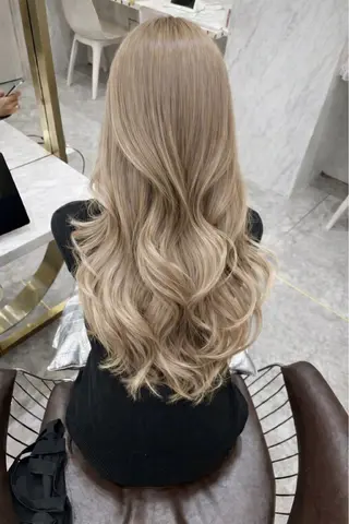 ミディアム ダブルカラー /ハイトーン/翼🖤のヘアスタイル