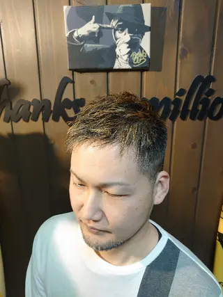 メンズ カラー サンフラット所属・岡林 選のヘアスタイル