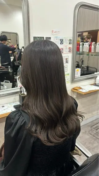 セミロング カラー 堀川 希歩のヘアスタイル