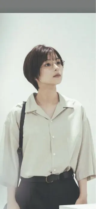 ショート 曲がる縮毛矯正 センターパートのヘアスタイル