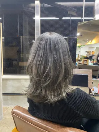 ミディアム 茜璃/ブリーチカラー /レイヤーカットのヘアスタイル