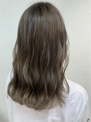 セミロング 透明感ハイライト◎ 伊藤夏海のヘアスタイル