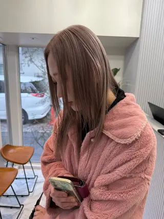 セミロング カラー ミルクティー× グレージュMOMOのヘアスタイル