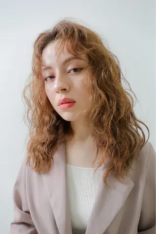 セミロング パーマ 韓国レイヤー /艶カラー/ᴿᴵᴺのヘアスタイル