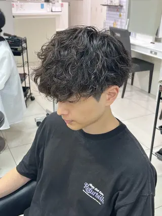 ショート カラー パーマ メンズ 【シャドウパーマ センターパート】義心のヘアスタイル