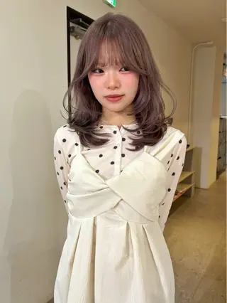 ミディアム カラー mizuki/ピンク ベージュ.レイヤーのヘアスタイル