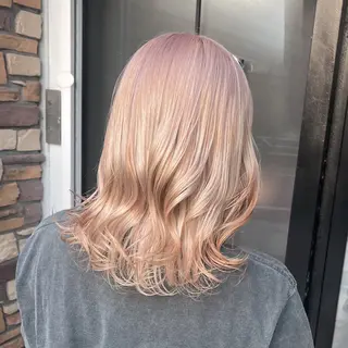 ミディアム カラー 伊藤 玲衣のヘアスタイル