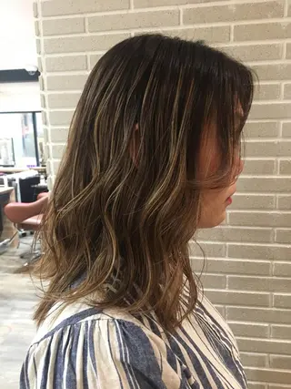 セミロング カラー パーマ ウルフカット／吉村 桃子のヘアスタイル