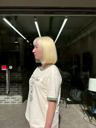 セミロング かのブリーチカラー 🎧⛓️🩶のヘアスタイル