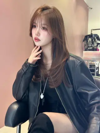 ミディアム カラー レイヤーカット 透明感カラーのヘアスタイル