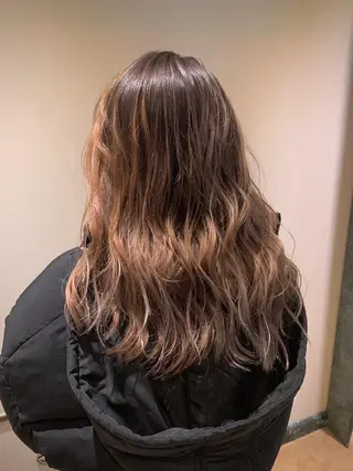 セミロング 髪質改善＆ハイトーンカラー Cica神戸三宮元町店所属・福田 美波のヘアスタイル