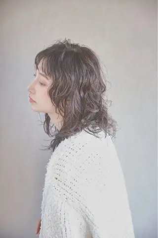 ミディアム パーマ 𝙱𝙻𝙴𝙽 𝚋𝚢 𝚍𝚘𝚝.所属・🤍BLEN 窓🤍のヘアスタイル