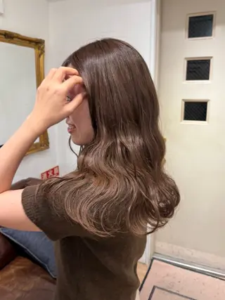 ロング カラー ミルクティー× グレージュMOMOのヘアスタイル