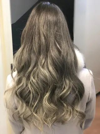 ロング カラー ヤナ マネージャーのヘアスタイル